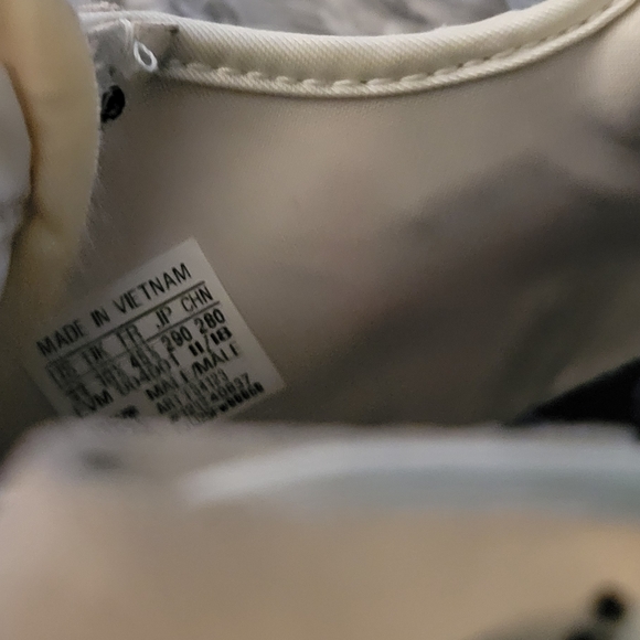 Shoes - Picture 6 of 8